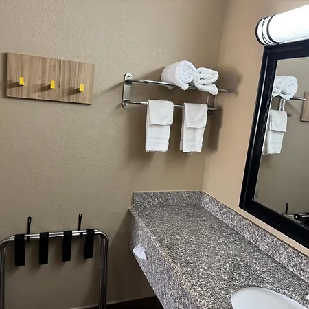 Super 8 By Wyndham Tulsa - Route 66