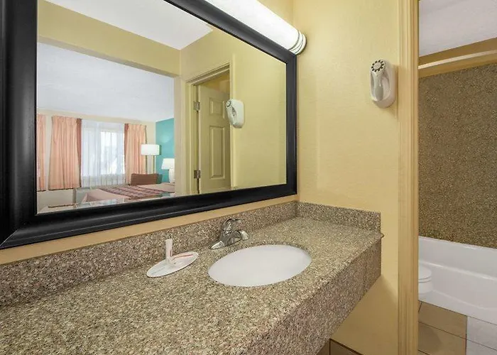 Super 8 By Wyndham - Route 66 Hotel