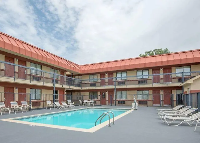Super 8 By Wyndham - Route 66 Hotel 2*