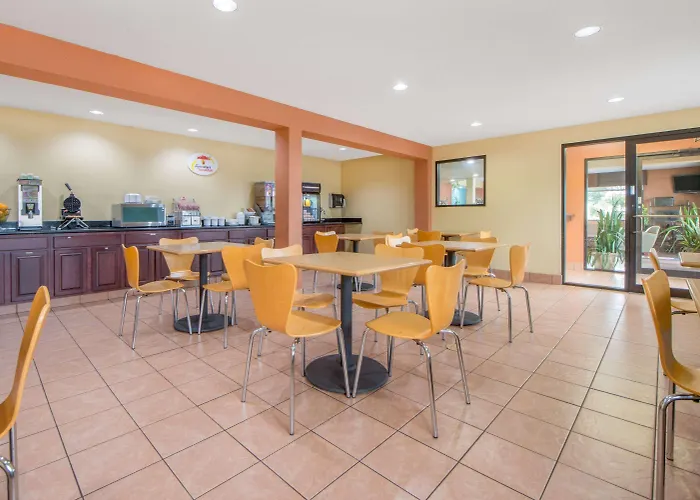 Super 8 By Wyndham - Route 66 2*