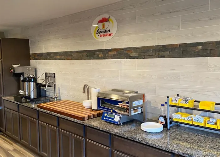 Super 8 By Wyndham - Route 66 Hotel