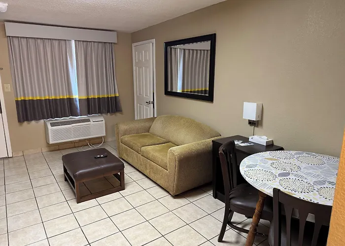 Super 8 By Wyndham - Route 66 Hotel