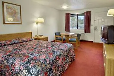 Super 8 By Wyndham - Route 66 Hotel