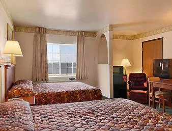 Super 8 By Wyndham - Route 66 Hotel